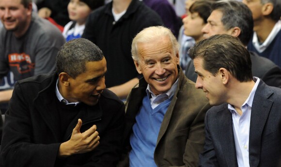 Barack Obama, Joe Biden et Hunter Biden lors du match de basket Georgetown University contre Duke University, au Verizon Center de Washington, le 30 janvier 2010