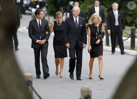 Joe Biden au Arlington National Cemetery avec sa femme Jill Biden, sonf ils Hunter et sa belle-fille Kathleen à Arlington, Virginie, le 29 août 2009