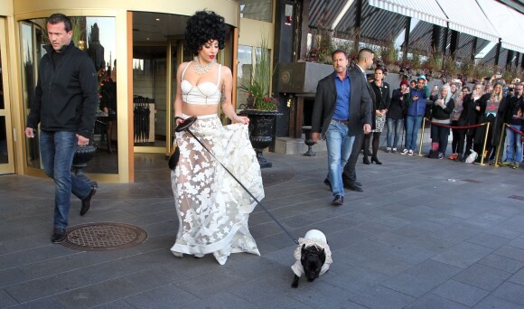 Lady Gaga (habillée en Falguni et Shane Peacock printemps 2015) et son chien Asia à Stockholm le 2 octobre 2014