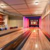 Deux pistes de bowling à l'intérieur... Photo de la propriété acquise par Lady Gaga à Malibu pour 24 millions de dollars, en octobre 2014.