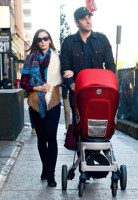 Emily Blunt et John Krasinski se baladent avec leur fille Hazel à New York, le 19 octobre 2014