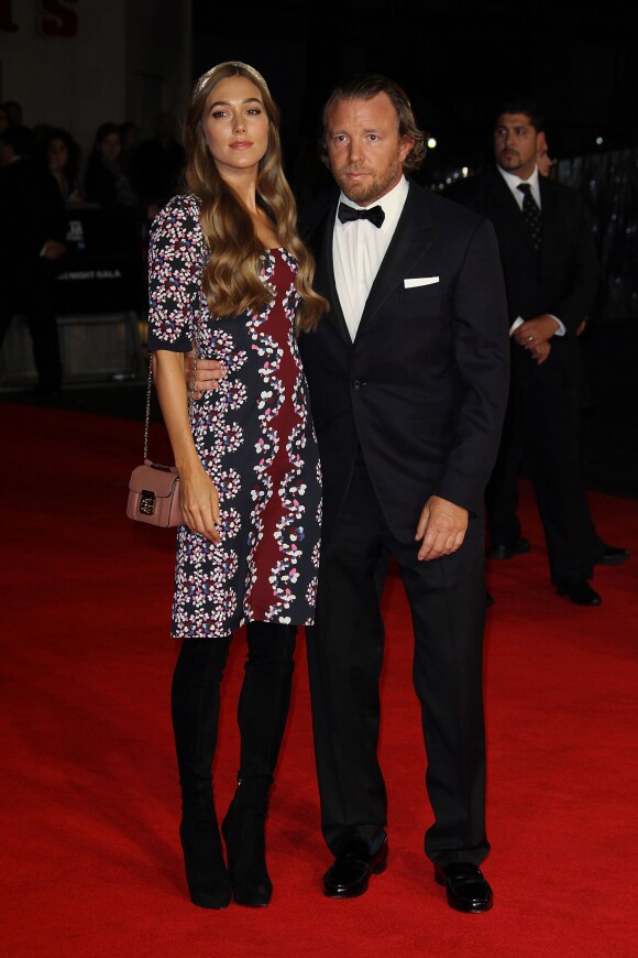 Guy Ritchie et sa bien-aimée Jacqui Ainsley lors de l'avant-première à Londres du film Fury, dans le cadre du BFI Festival le 19 octobre 2014. Le mannequin a accouché l'été dernier
