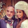 La chanteuse Tal sur le tournage du programme court "Nos chers voisins" (TF1). La série proposera une soirée avec des guests pour Noël. Elle pose ici avec le réalisateur du programme, Roger Delattre. Octobre 2014.
