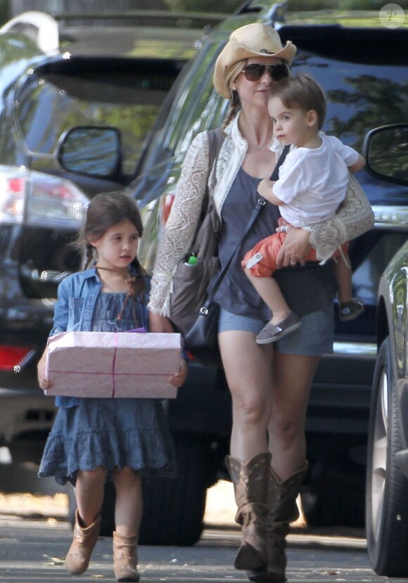 Exclusif - Sarah Michelle Gellar et ses enfants Charlotte et Rocky se rendent à une fête d'anniversaire sur le thème des cow-boys à Sherman Oaks, le 9 août 2014. 