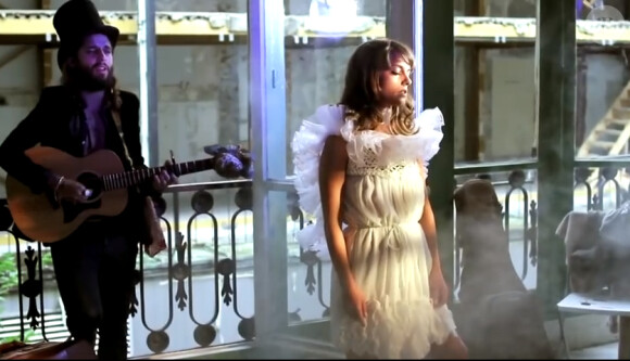 Priscilla Lopes dans le clip de Ma petite peau t'aime, en septembre 2014