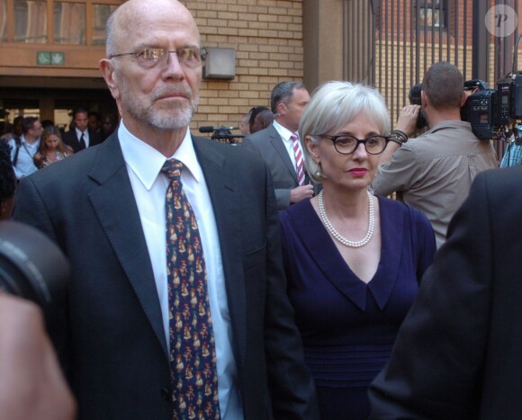 Arnold Pistorius et son épouse à la sortie de la North Gauteng High Court de Pretoria le 11 septembre 2014