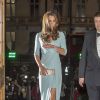 Kate Middleton, enceinte, lors de la cérémonie de remise de prix "Wildlife Photographer of The Year 2014" à Londres, le 21 octobre 2014. La duchesse était accompagnée de Sir David Attenborough. Kate Middleton porte une robe Jenny Packham avec des talons LK Bennett et une minaudière Alexander MacQueen.