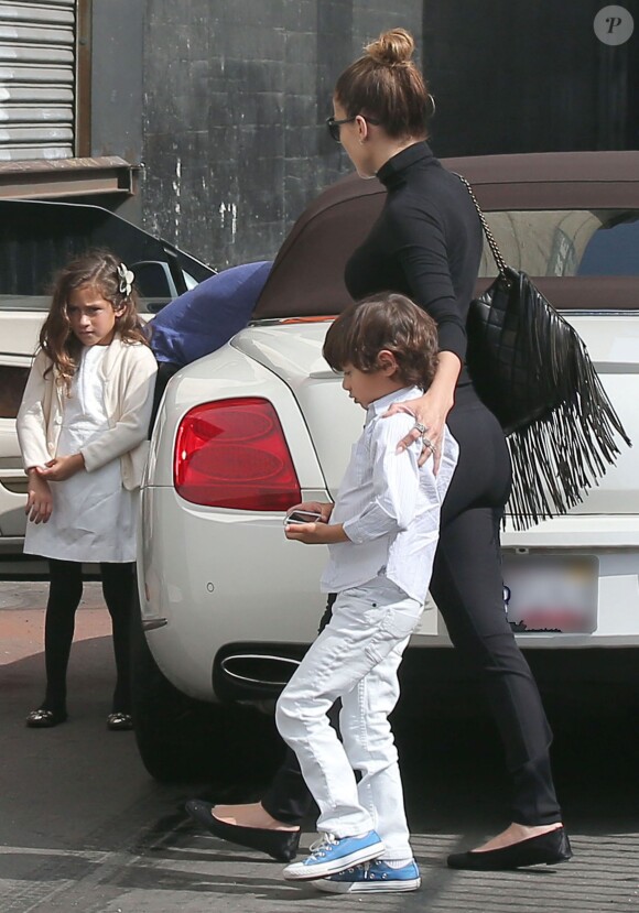 Jennifer Lopez se rend à un évènement avec ses enfants Max et Emme à Los Angeles, le 12 octobre 2014.