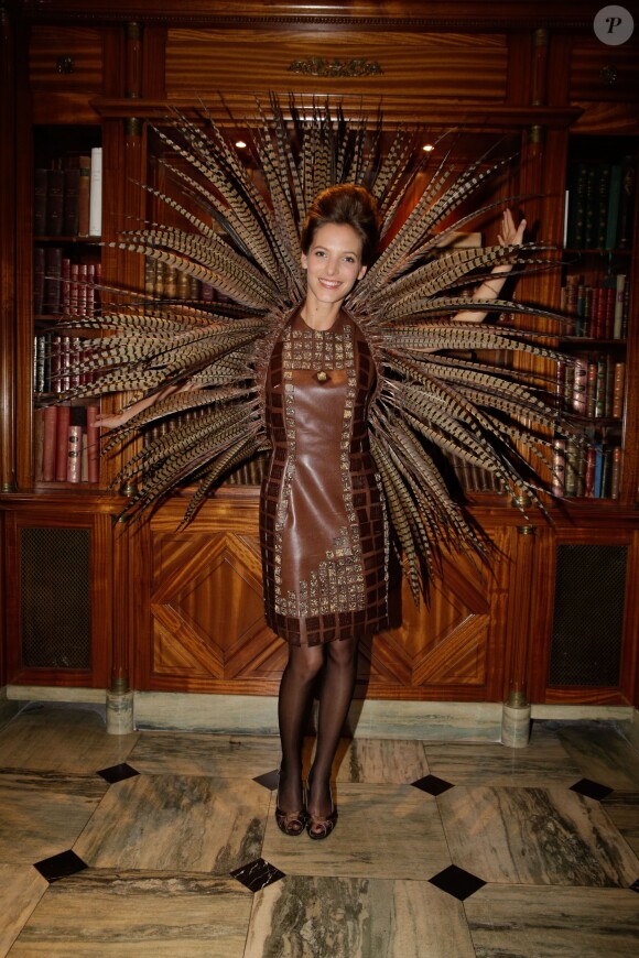 Elodie Varlet essaie sa robe en chocolat dans le cadre du Salon du Chocolat à Paris, le 15 octobre 2014. 