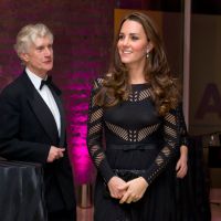 Kate Middleton, enceinte : Marraine plutôt sexy, en action avec son micro-bump
