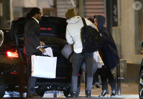 Semi-exclusif - Robert Pattinson et sa petite amie Tahliah Barnett sont de retour à leur hôtel à Paris le 14 octobre 2014. Robert Pattinson assistait au concert de sa dulcinée Tahliah Debrett Barnett, dite FKA twigs hier soir à la Maroquinerie
