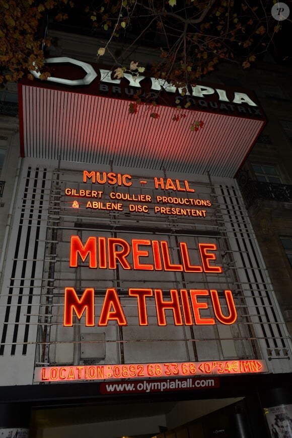 Mireille Mathieu à l'honneur sur la façade de l'Olympia à Paris.