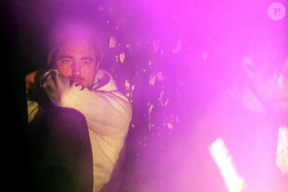 Exclusif - Robert Pattinson, ultra-amoureux, assiste au concert de sa chérie Tahliah Barnett, alias FKA twigs, à la Maroquinerie, Paris, le 14 octobre 2014.
