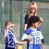 Heidi Klum regarde ses enfants Leni, Henry, Johan et Lou jouer au football à Brentwood, le 25 octobre 2014.