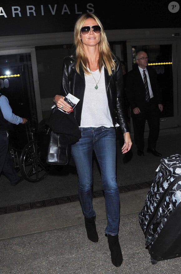 Heidi Klum arrive à l'aéroport de LAX à Los Angeles, le 24 octobre 2014 dans un avion en provenance de Paris. Elle est toute souriante car elle vient de passer un séjour en amoureux avec son compagnon Vito Schnabel.
