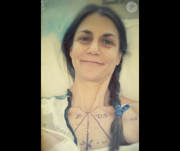 Samantha Harris a posté une photo d'elle quelques minutes avant de rentrer dans le bloc opératoire pour une double mastectomie, le 20 mai 2014.