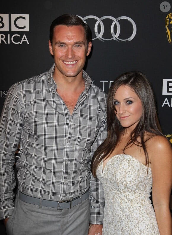Owain Yeoman et sa compagne Gigi Yallouz le 21 septembre 2013 à Los Angeles. Le couple s'était discrètement marié quelques jours plus tôt à Malibu.