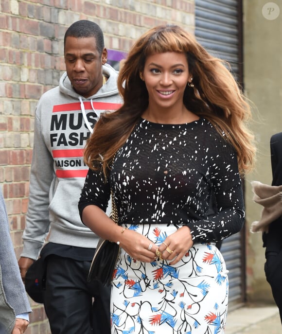 Beyoncé Knowles et son mari le rappeur Jay-Z vont voir des sculptures exposées dans la galerie "The A list" dans l'est de Londres, le 15 octobre 2014.