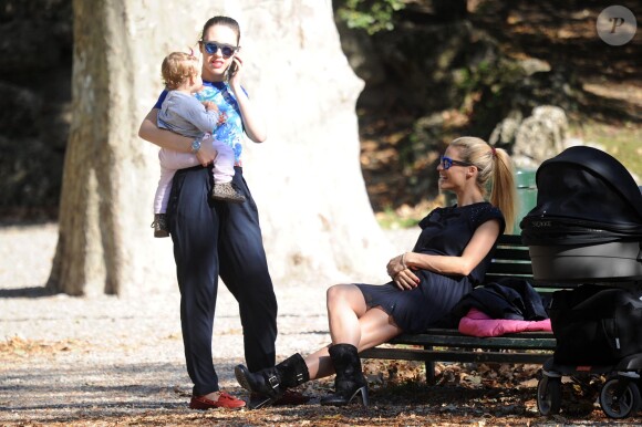 Sole dans les bras de sa super grande soeur Aurora - Michelle Hunziker, enceinte, se promène au parc avec ses filles à Milan, le 24 octobre 2014.