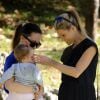 Sole dans les bras de sa grande soeur Aurora - Michelle Hunziker, enceinte, se promène au parc avec ses filles à Milan, le 24 octobre 2014.