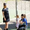 Sole fait de la balançoire avec sa grande soeur Aurora - Michelle Hunziker, enceinte, se promène au parc avec ses filles à Milan, le 24 octobre 2014.