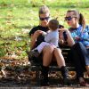 Pause tendresse pour Michelle Hunziker, enceinte, et ses filles dans un parc à Milan, le 24 octobre 2014.