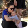 Pause tendresse pour Michelle Hunziker, enceinte, et ses filles dans un parc à Milan, le 24 octobre 2014.