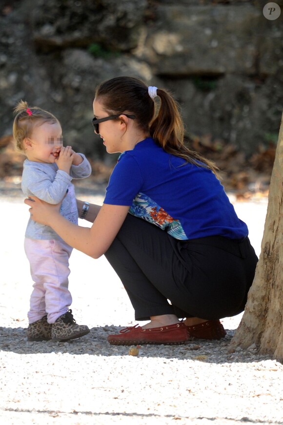 Pause tendresse pour Michelle Hunziker, enceinte, et ses filles Aurora et Sole dans un parc à Milan, le 24 octobre 2014.