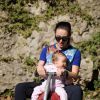 Sole fait de la balançoire avec sa grande soeur Aurora - Michelle Hunziker, enceinte, se promène au parc avec ses filles à Milan, le 24 octobre 2014.
