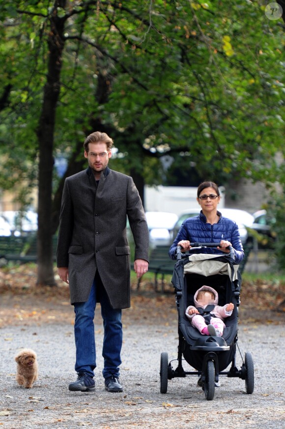 Tomaso Trussardi et sa fille Sole, accompagnée de sa nounou, se promènent dans les rues de Milan, le 25 octobre 2014.