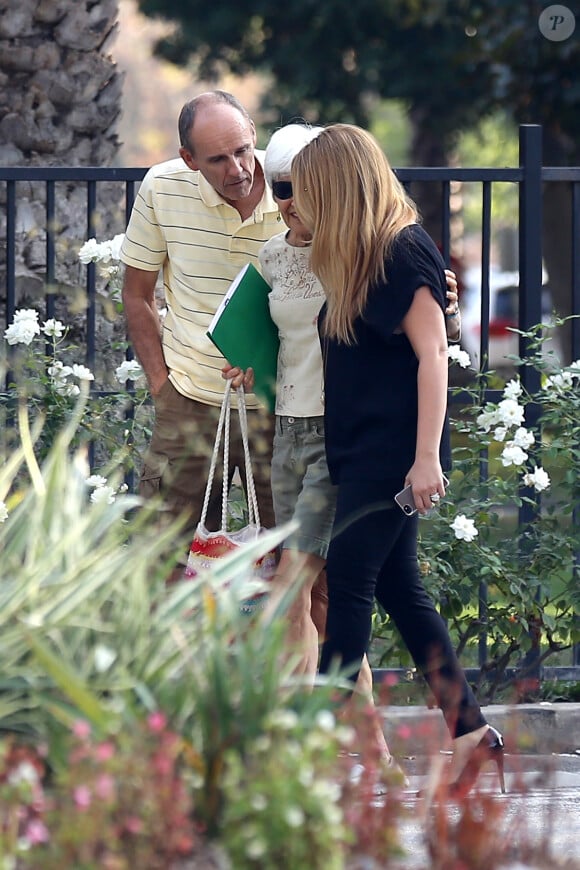 Rick Bynes et Lynn Organ, les parents d'Amanda Bynes arrivent à l'hôpital Las Encinas de Los Angeles, le 10 octobre 2014.