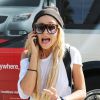 Amanda Bynes au téléphone à son arrivée à l'aéroport de Los Angeles, le 10 octobre 2014.
