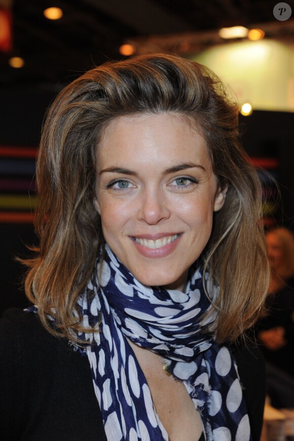 Julie Andrieu au Salon du livre à la Porte de Versailles en 2010. -