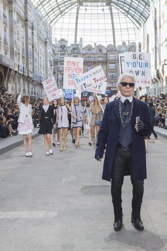 Karl Lagerfeld - Défilé "Chanel" collection prêt-à-porter printemps-été 2015 lors de la fashion week au Grand Palais à Paris le 30 septembre 2014.