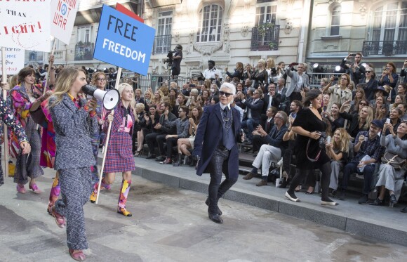 Cara Delevingne, et Karl Lagerfeld - Défilé "Chanel" collection prêt-à-porter printemps-été 2015 lors de la fashion week au Grand Palais à Paris le 30 septembre 2014.