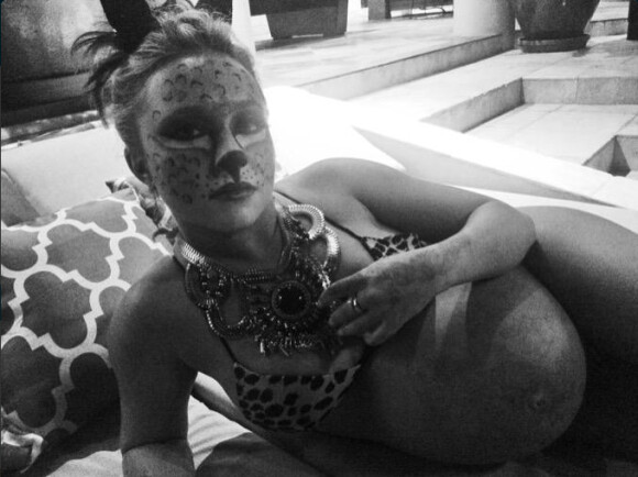 Hayden Panettiere, très enceinte, en bikini et en panthère pour Halloween le 31 octobre 2014