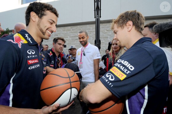 Tony Parker dans le paddock du Grand Prix des Etats-Unis à Austin au Texas, le 1er novembre 2014 avec Sebastian Vettel et Daniel Riccardo