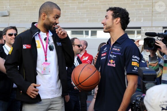Tony Parker et Daniel Riccardo dans le paddock du Grand Prix des Etats-Unis à Austin au Texas, le 1er novembre 2014