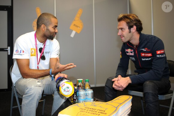 Tony Parker et Jean-Eric Vergne dans le paddock du Grand Prix des Etats-Unis à Austin au Texas, le 1er novembre 2014
