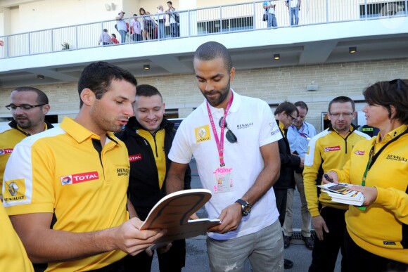 Tony Parker dans le paddock du Grand Prix des Etats-Unis à Austin au Texas, le 1er novembre 2014