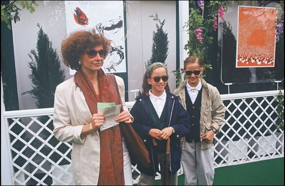 Marlène Jobert et ses jumelles Joy et Eva Green au tournoi de Roland-Garros, juin 1992. 