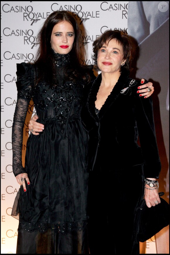 Eva Green et sa maman Marlène Jobert à la première de "Casino Royale" à Paris, le 17 novembre 2006. 
