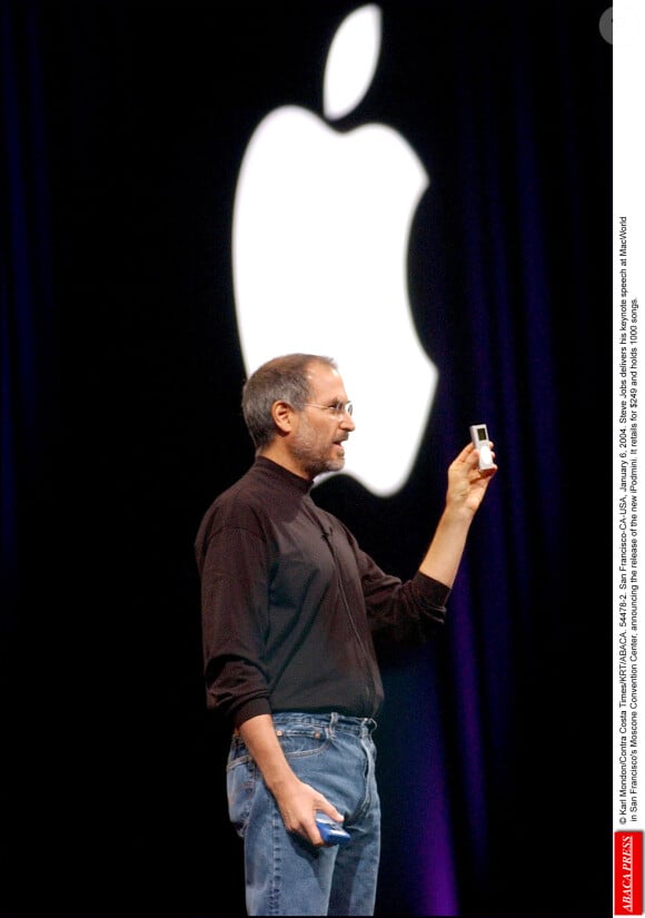 Steve Jobs présente l'iPod mini en janvier 2004.