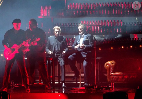 Eddy Mitchell et Johnny Hallyday accoudés au bar - Premier concert des Vieilles Canailles  au Palais Ominisports de Paris Bercy, le 5 novembre 2014.