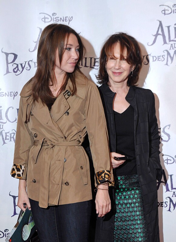 Laura Smet et sa maman Nathalie Baye à Paris, le 15 mars 2010.