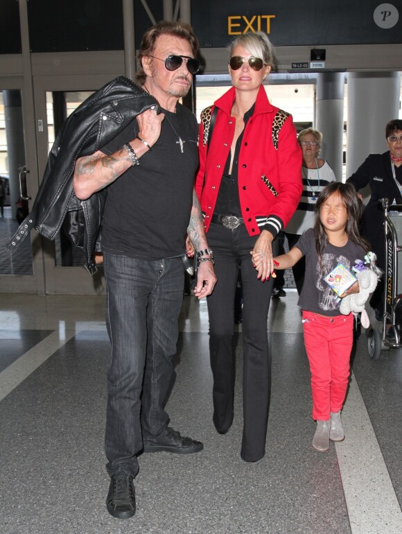Johnny Hallyday quitte Los Angeles en famille pour rejoindre Paris le 14 octobre 2014. Le rocker était accompagné de sa femme Laeticia, de ses filles Jade et Joy, ainsi que la grand-mère de son épouse Elyette et de son chien Santos.