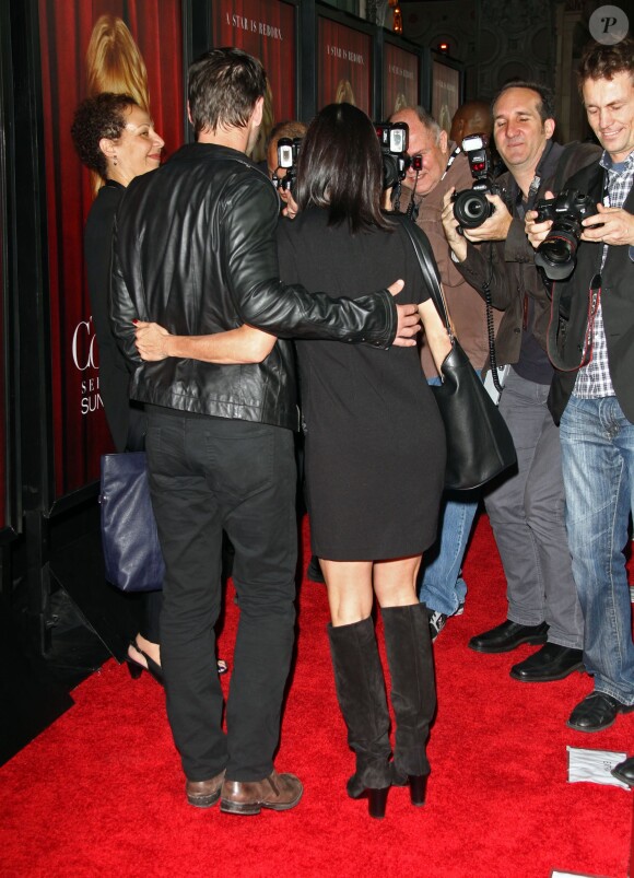 Courteney Cox arrivant avec son fiancé Johnny McDaid lors de la présentation de la saison 2 de la série "Mon Comeback" à Hollywood, le 5 novembre 2014