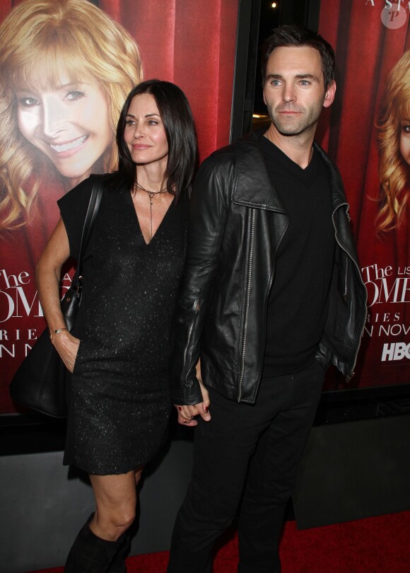 Courteney Cox et son amoureux Johnny McDaid lors de la présentation de la saison 2 de la série "Mon Comeback" à Hollywood, le 5 novembre 2014