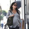 Exclusif - Rachel Bilson, très enceinte, est allée acheter un jus de fruit frais à West Hollywood, le 20 octobre 2014.