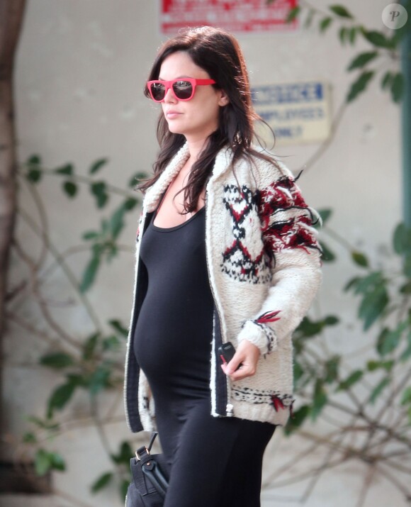 Exclusif - Rachel Bilson, enceinte, se rend dans un salon de manucure à Sherman Oaks, le 7 août 2014. 